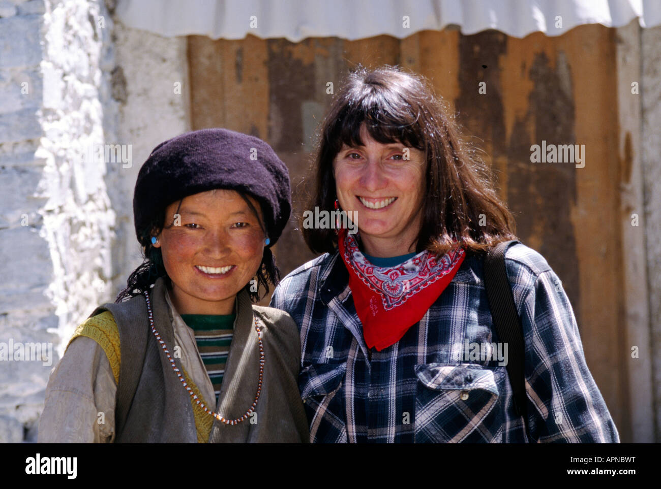 CHRISTINE KOLISCH mit tibetischen Frau in ZENTRALTIBET das Dorf GONGGAR Stockfoto
