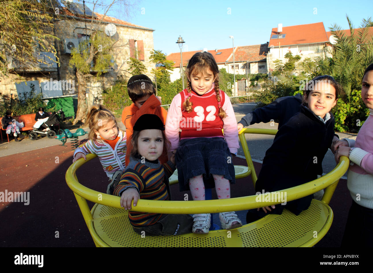 Niedliche israelische Kinder spielen in einem alten Viertel Jerusalems s Stockfoto