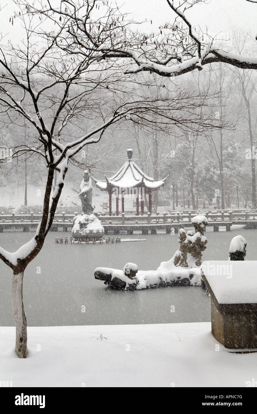 Schönen Schnee, der auf eine schöne Pagode im Qi Xia-Tempel in der Nähe von Nanjing Stockfoto