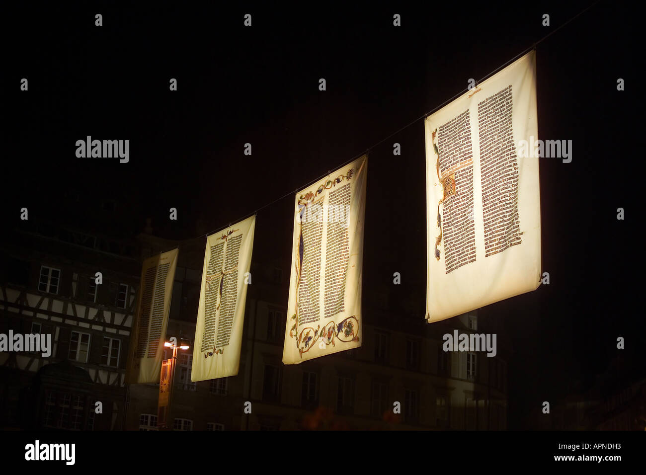 Nacht Ausstellung von Seiten der ersten Bibel durch Gutenberg, Straßburg, Elsass, Frankreich, Europa drucken Stockfoto