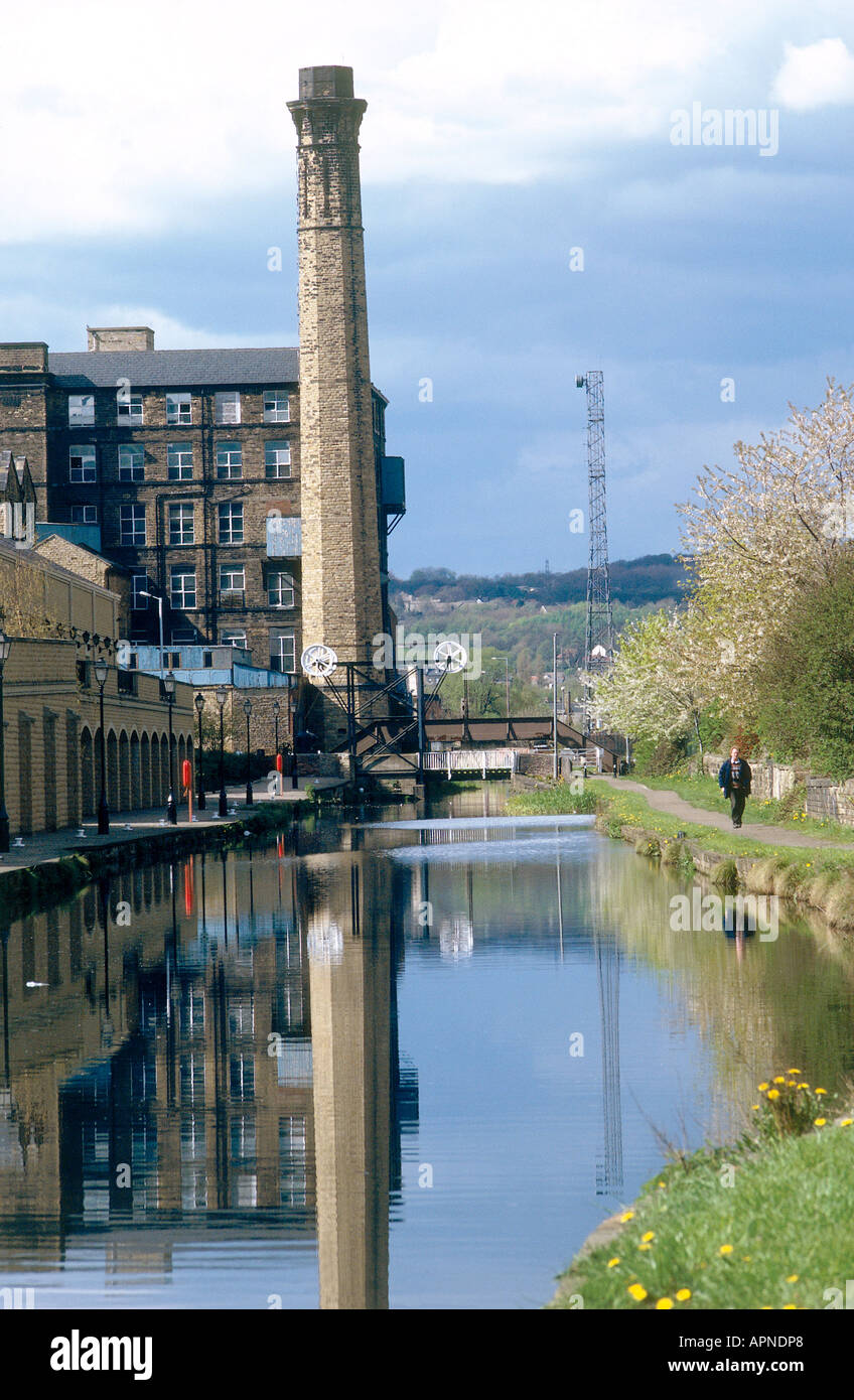 Ramsden Kanal in Huddersfield eine Szene von Industriegebäuden Stockfoto