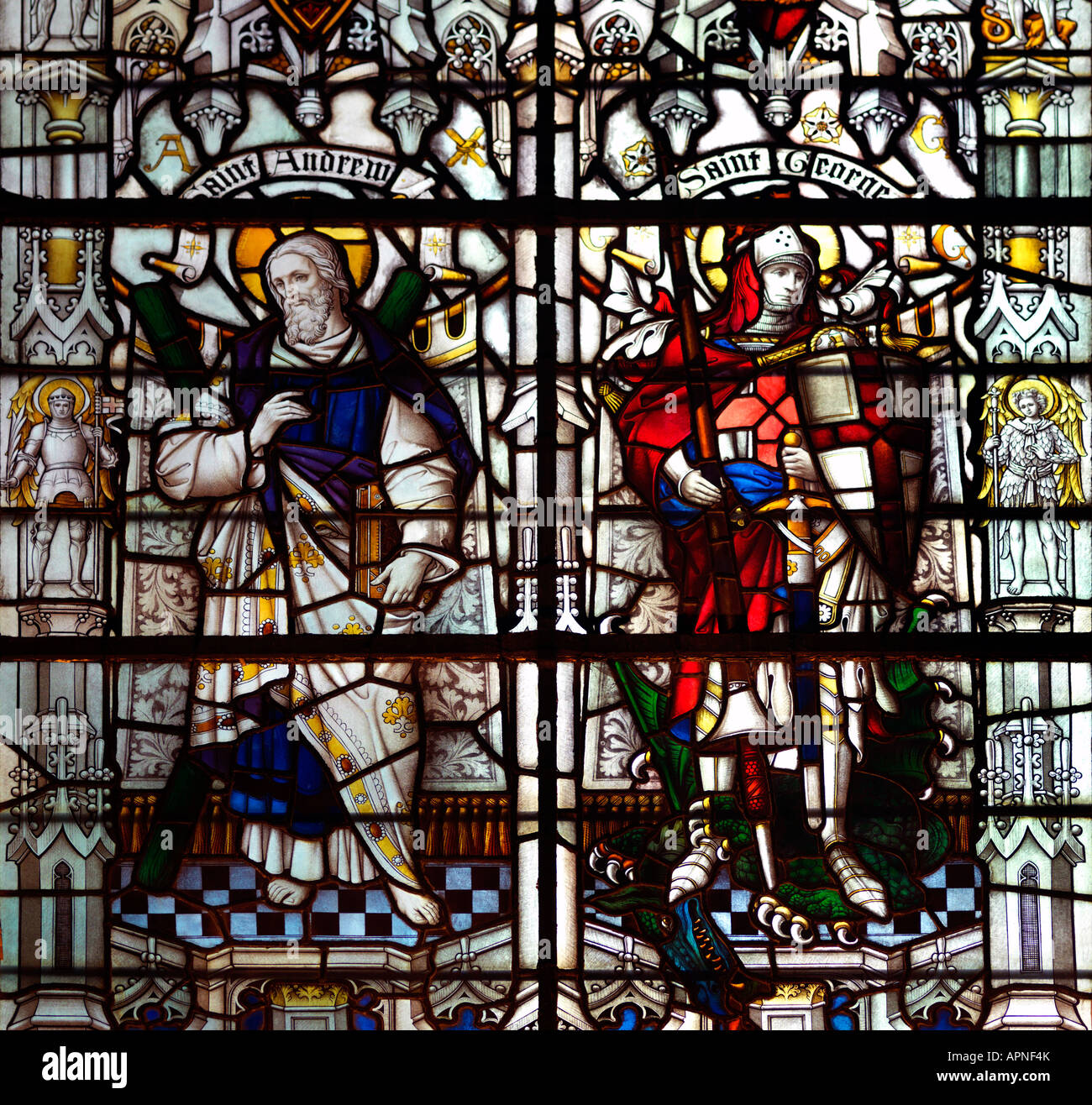 Salisbury Kathedrale Glasmalereien Sint Andrew und Saint George Stockfoto