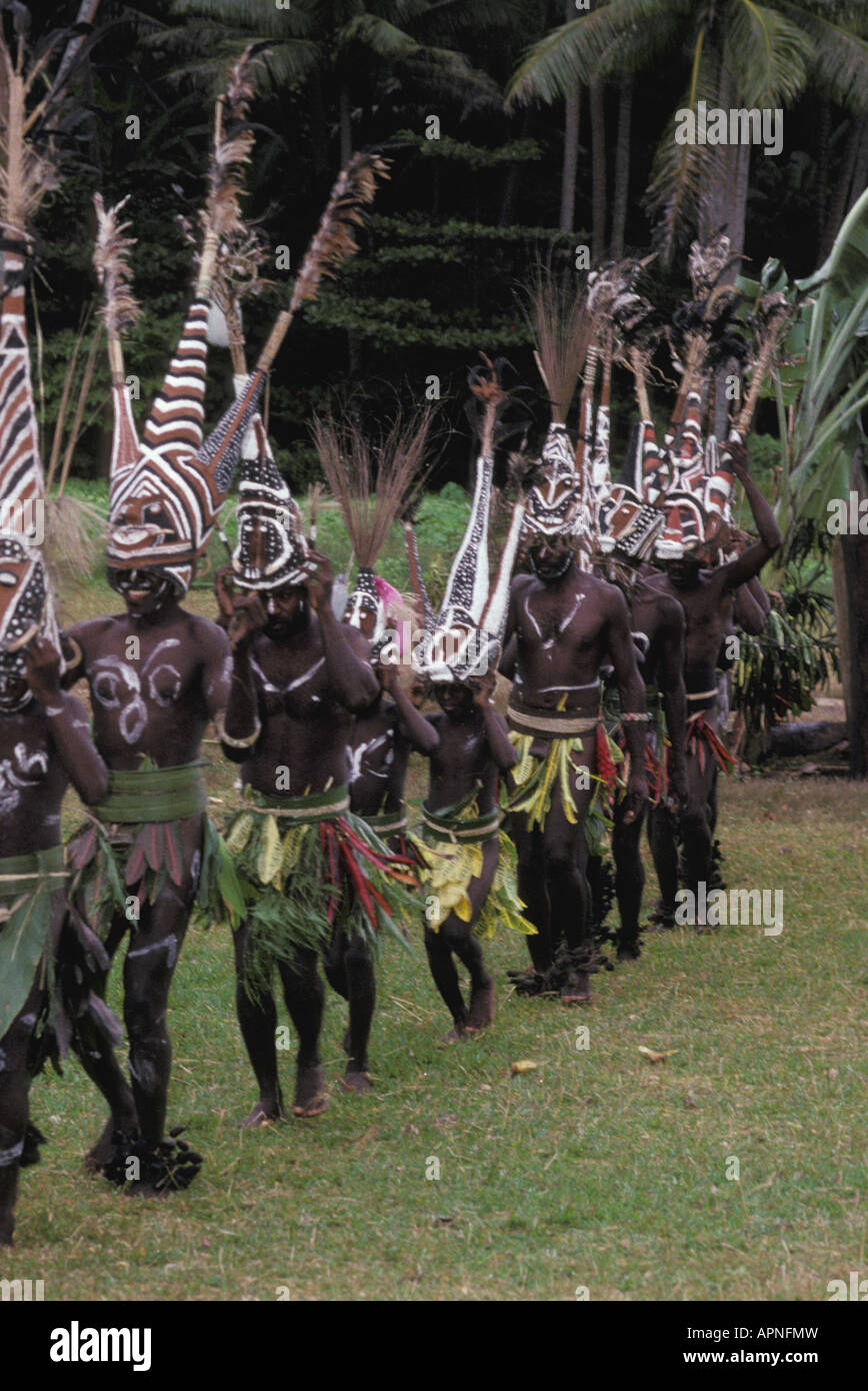 Süd-Pazifik, Vanuatu, Tomman. Lokalen Eingeborenen in traditioneller Tracht und Tanz. Stockfoto