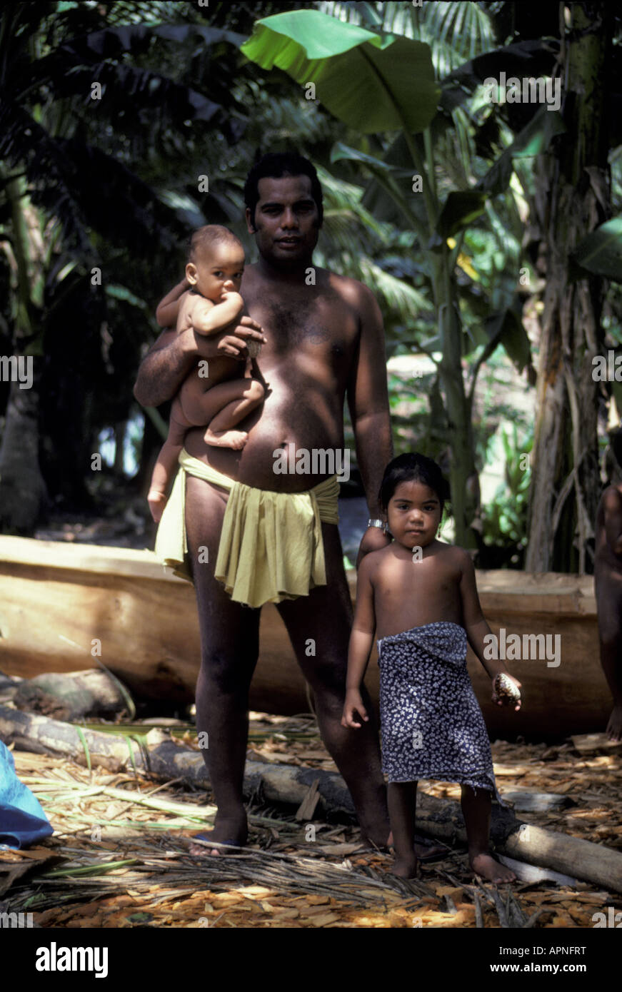 Mikronesien, Karolinen. Pulap Insel, Native Vater und Kinder. Stockfoto