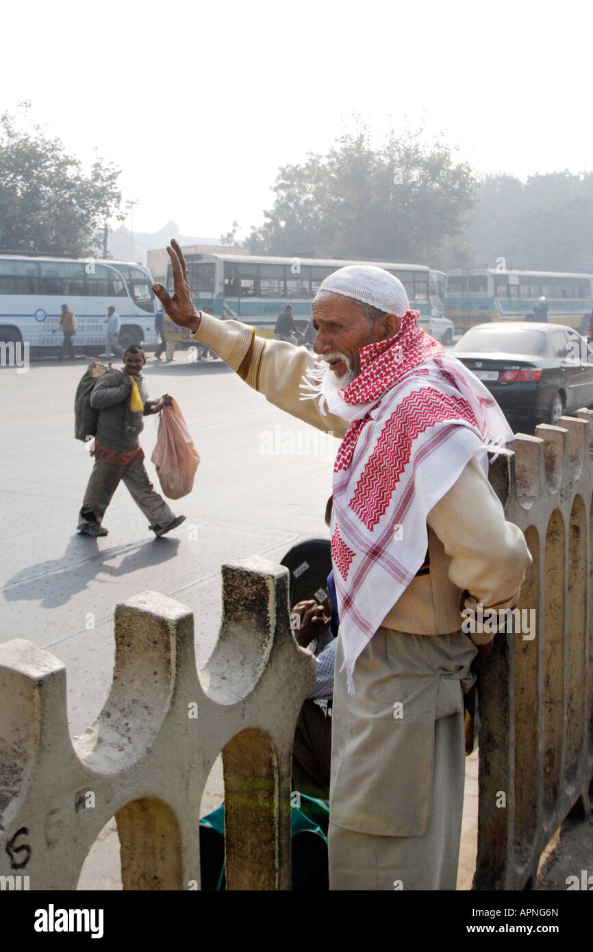 Menschen, die darauf warten, überqueren der stark befahrenen Straße in Neu-Delhi, Indien Stockfoto