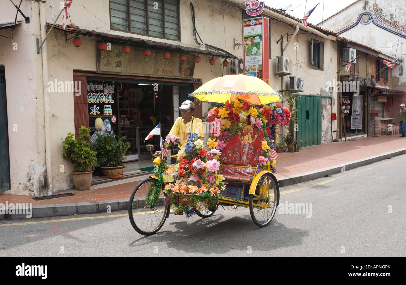 Dreirad-Rikscha, geschmückt mit Blumen Blüten, Malacca, Malaysia Stockfoto