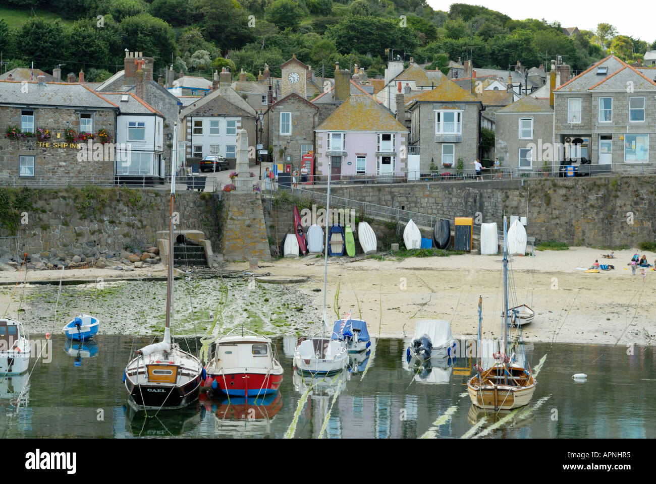 Mousehole Harbour Cornwall, Angelboote/Fischerboote am Kai Stockfoto