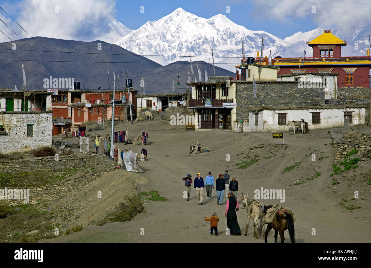 Ranipauwa Dorf und Nilgiri North (7061m). Annapurna Circuit Trek. Nepal Stockfoto