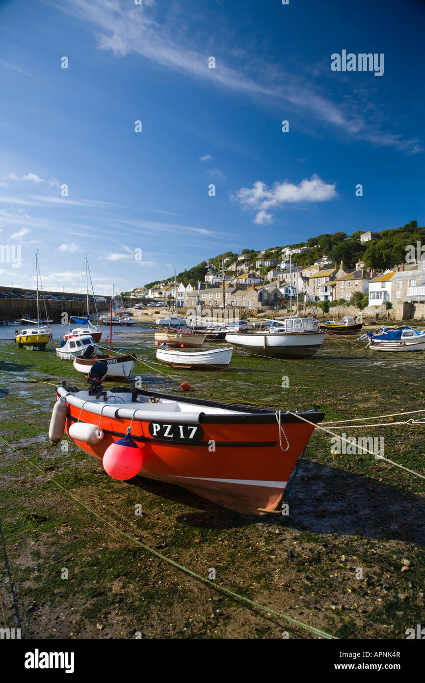 Mousehole Harbour bei Ebbe zeigt Boote und Ferienhäuser, West Cornwall Stockfoto