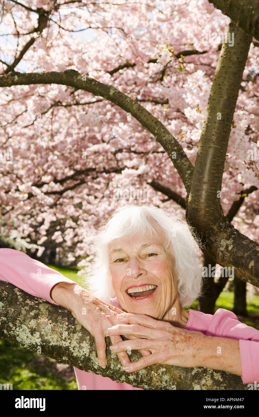 Lachende Frau mit blühender Baum Stockfoto