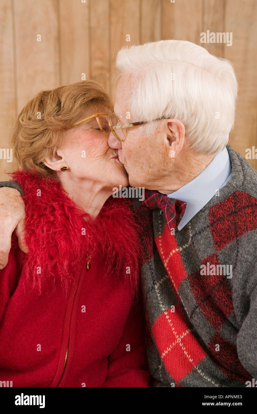 Älteres Paar küssen Stockfoto