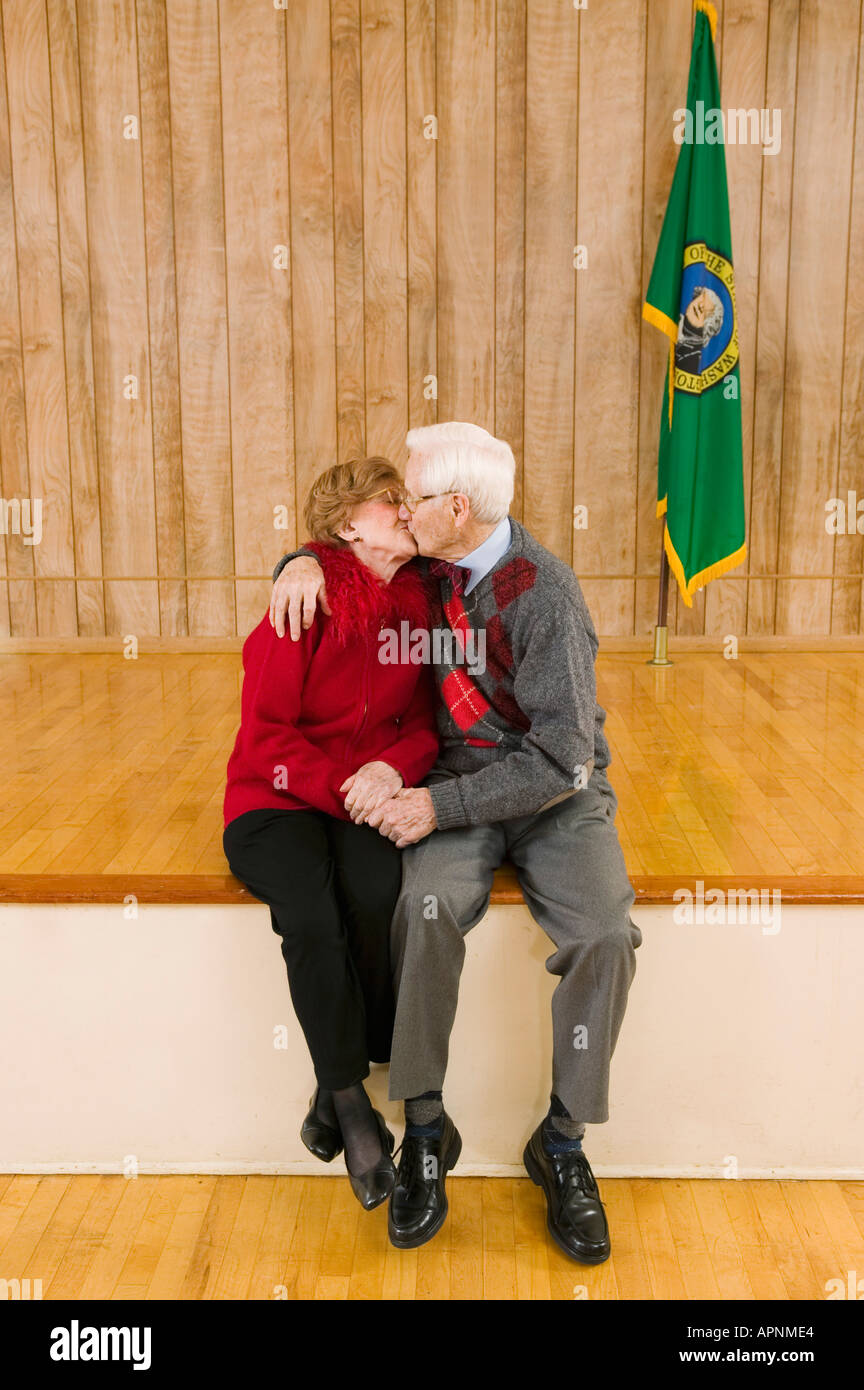 Älteres Paar küssen Stockfoto