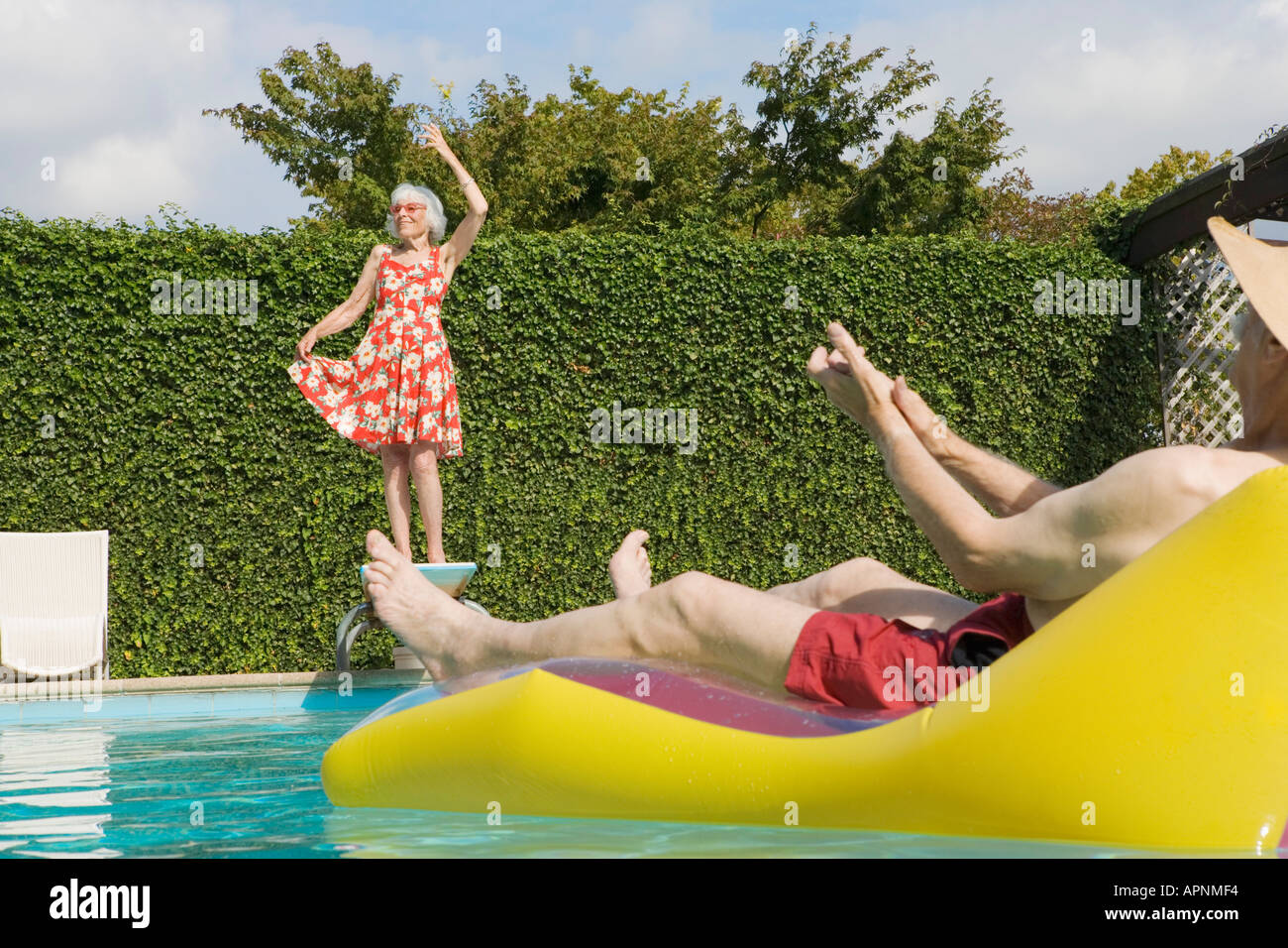 Älteres Paar, die Spaß am Pool Stockfoto