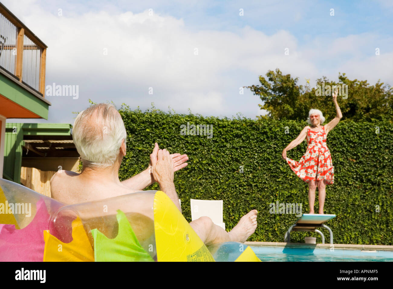 Älteres Paar, die Spaß am Pool Stockfoto