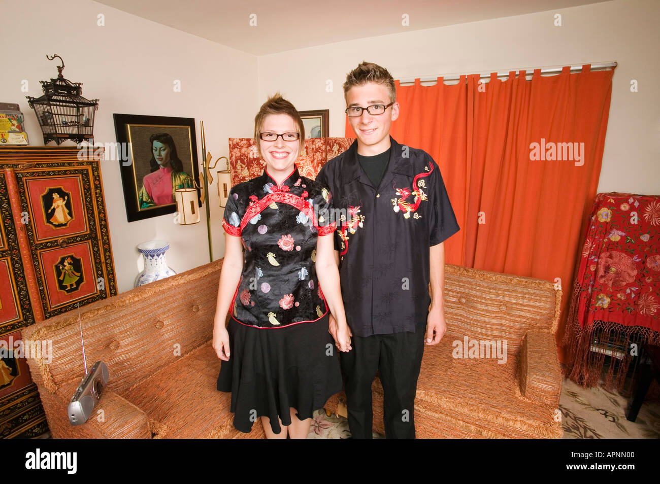 Paar asiatische Kleidung tragen zu Hause Stockfoto