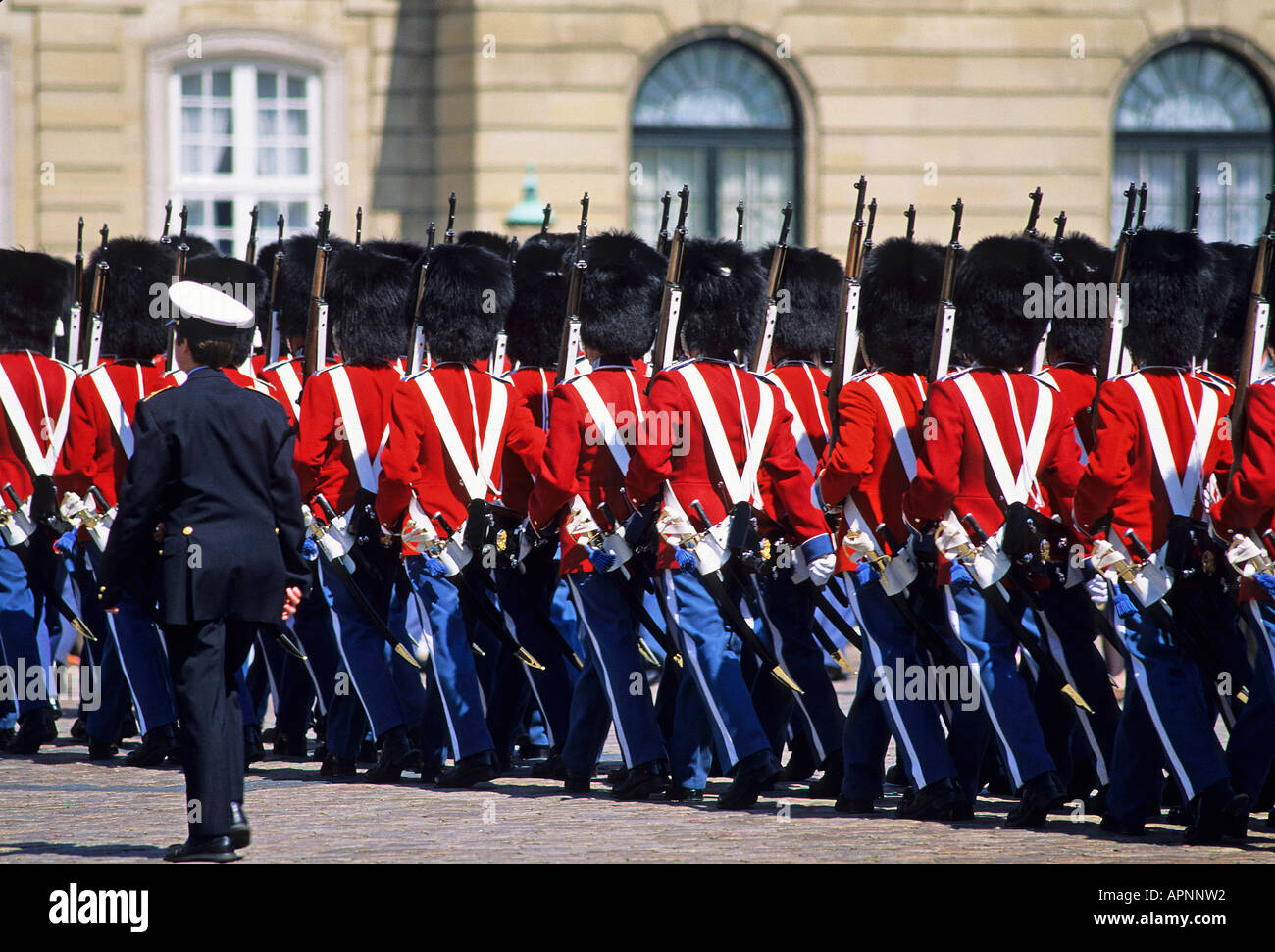 Die dänischen Royal Guards marschieren auf Kopenhagen s Palais mit Bärenfellmützen und roten und blauen Uniformen Stockfoto