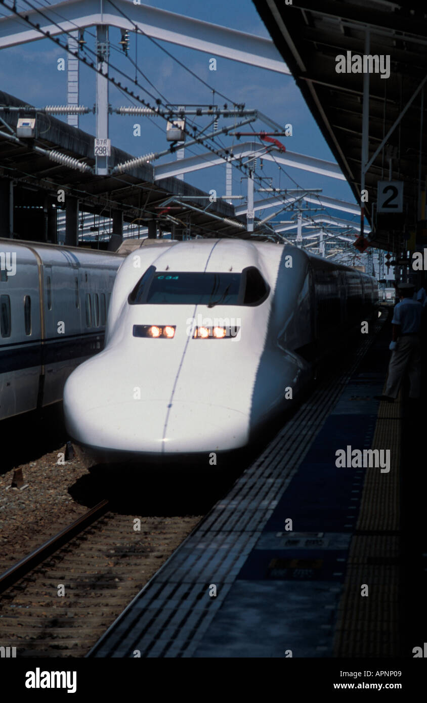 Ein Tokaido Shinkansen Zug ziehen in Station Japan - Asien. Stockfoto