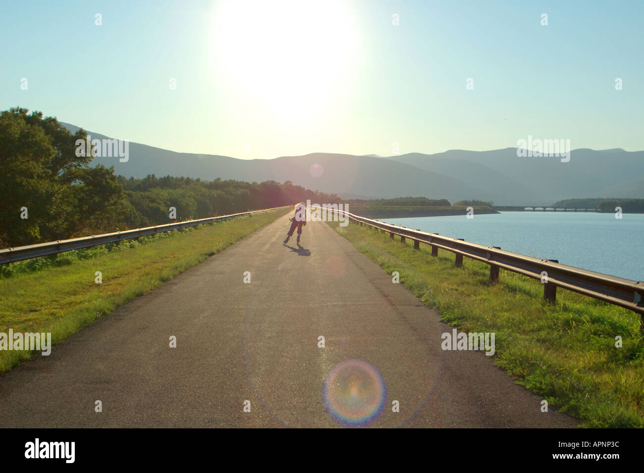 Rollerskater Siffer neben Ashokan Reservoir, Catskill Mountain Region, Upstate New York Stockfoto