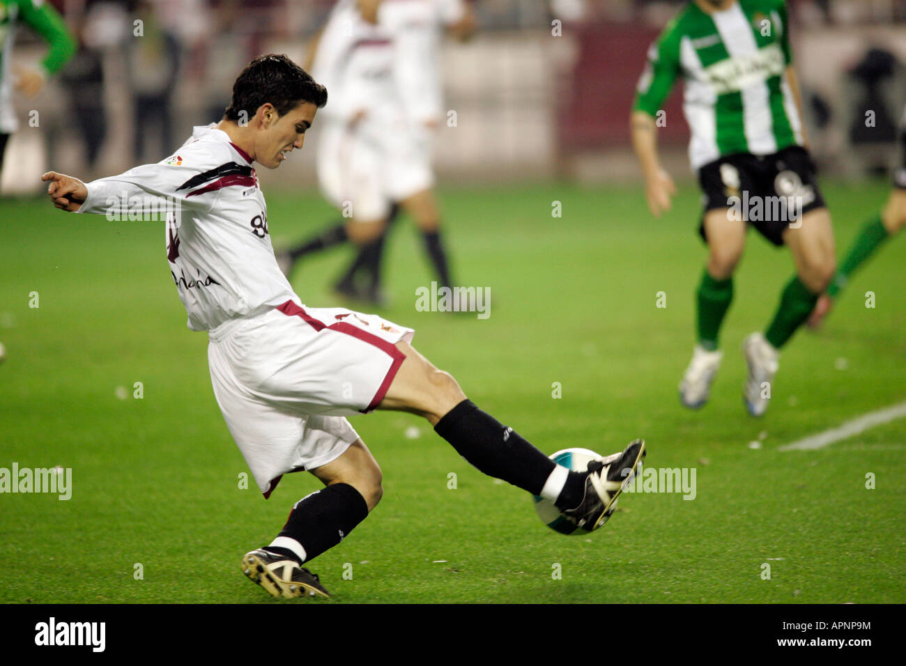 Alfaro, den Ball zu kontrollieren. Stockfoto