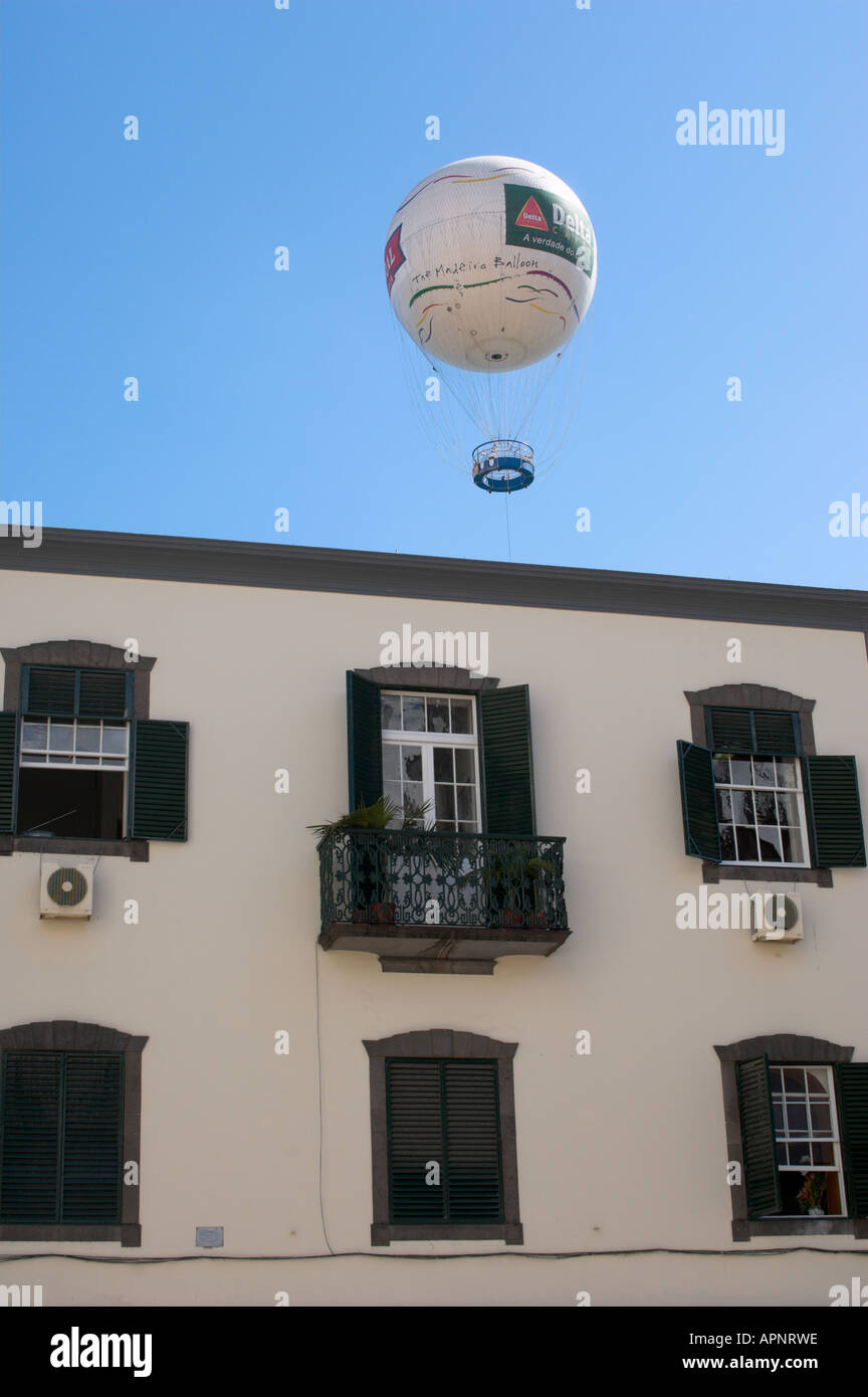 Touristischen Fesselballon am Hafen von Funchal, Madeira, Portugal, aus der alten Innenstadt betrachtet Stockfoto