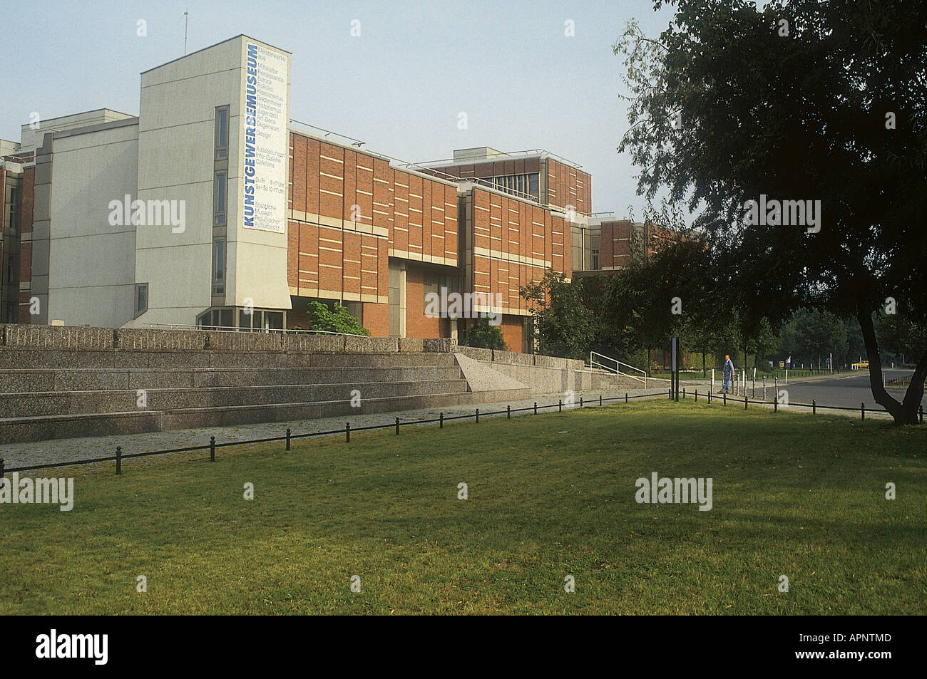 Blick in Richtung Berliner Tiergarten Museum für angewandte Kunst, untergebracht in einem der jüngsten Ergänzungen der Kulturforum von Rolf Gutbrod entworfen und gebaut im Jahre 1984 Stockfoto