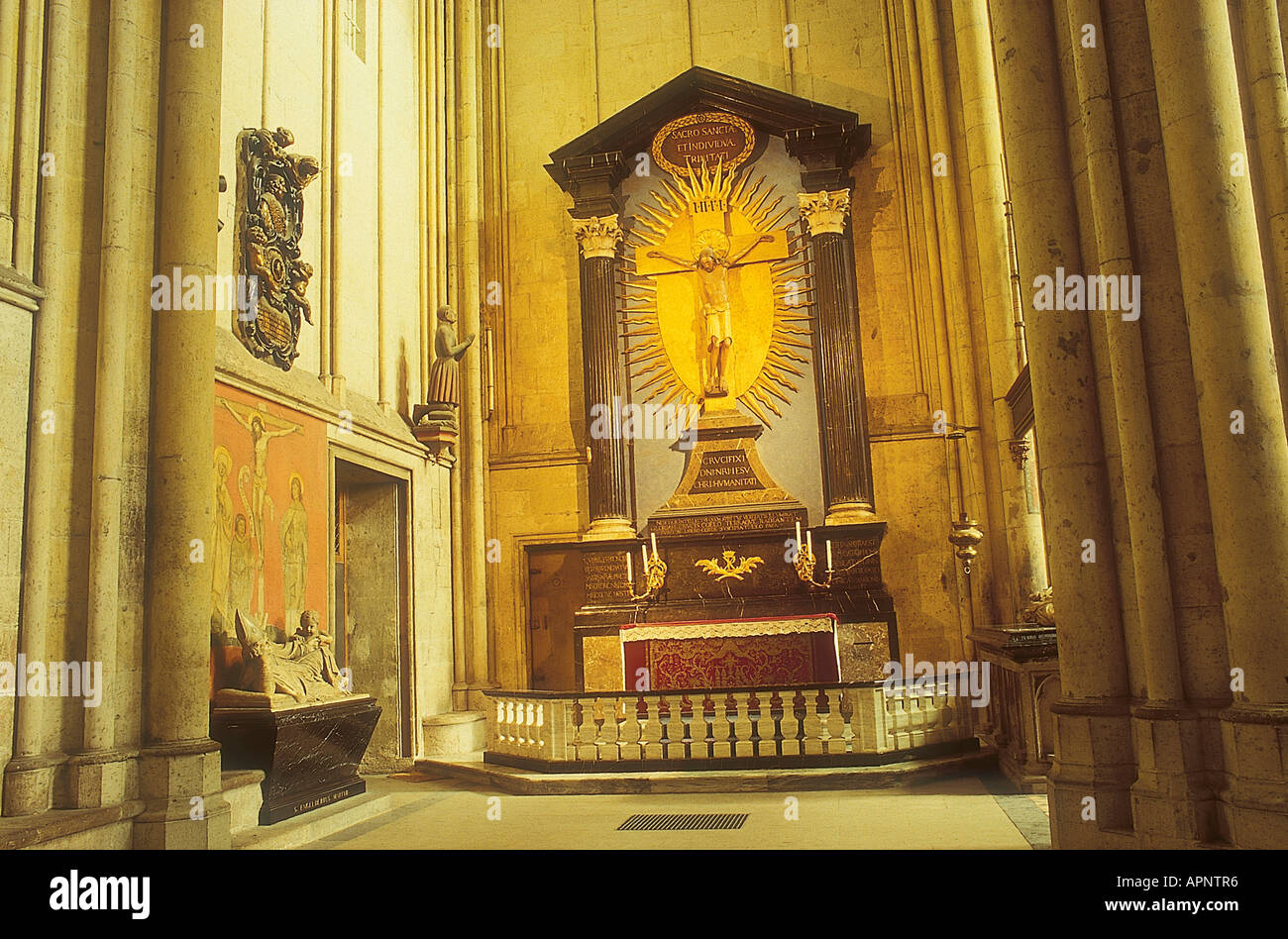 Gero Cross über dem Altar der Kapelle des Kreuzes in die hohe gotische Kathedrale von St. Peter und St. Mary Kreuzkapelle im Zentrum von der Stadt Köln Stockfoto