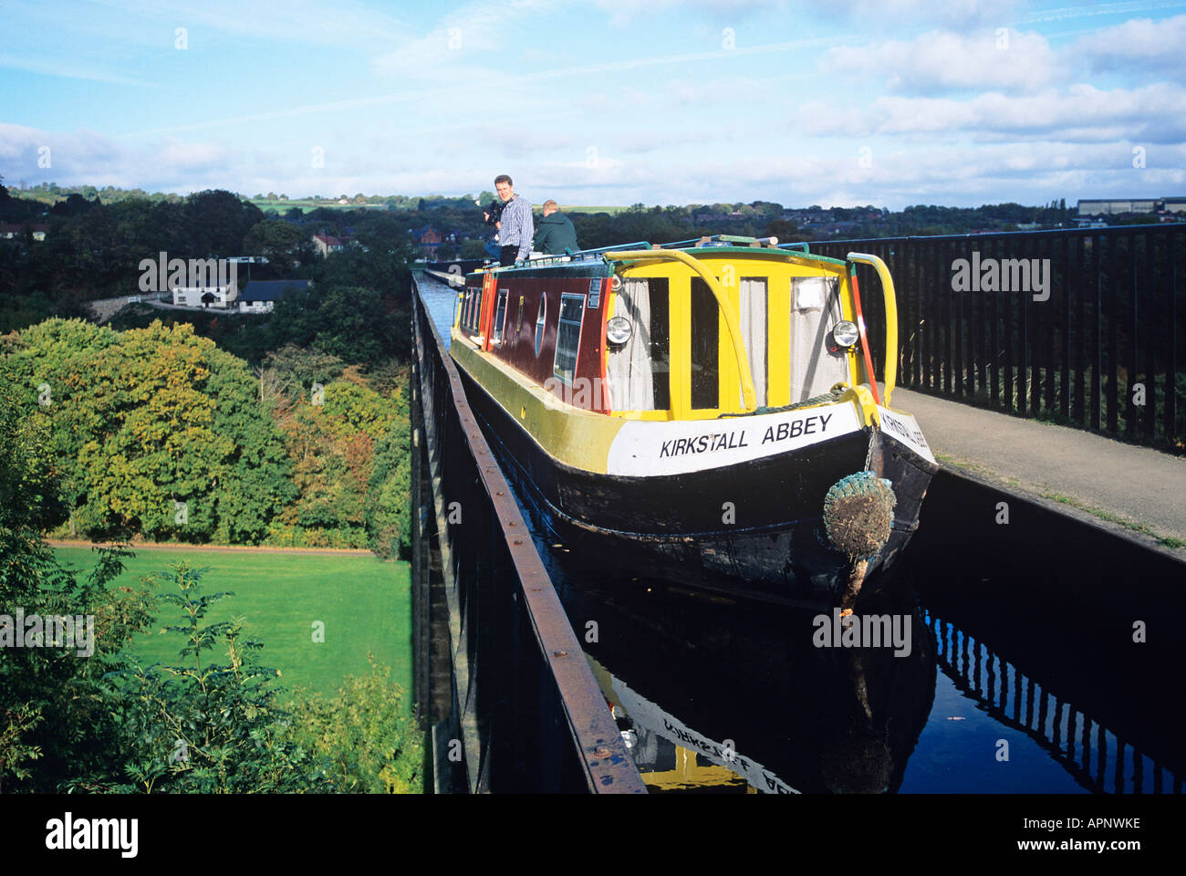 Ein Schiff fährt den Ellesmere Kanal am Poncysyllte Aquädukt hoch über dem Fluss Dee Stockfoto