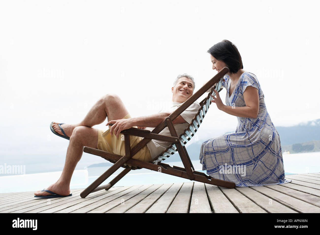 Reifes Paar Relaxen auf Deck Stockfoto