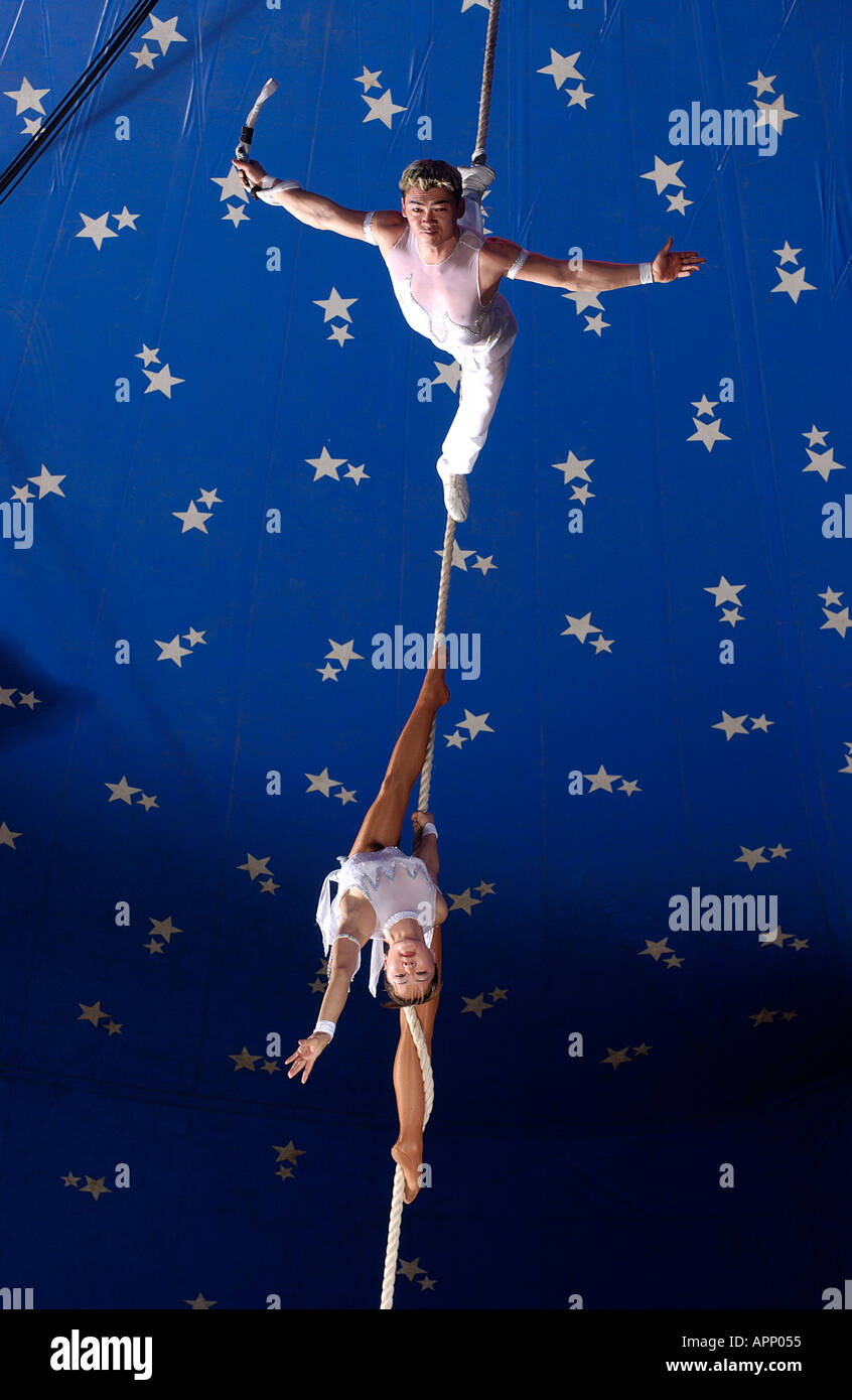 Zirkus-Akrobaten, die Durchführung im Zirkuszelt Stockfoto
