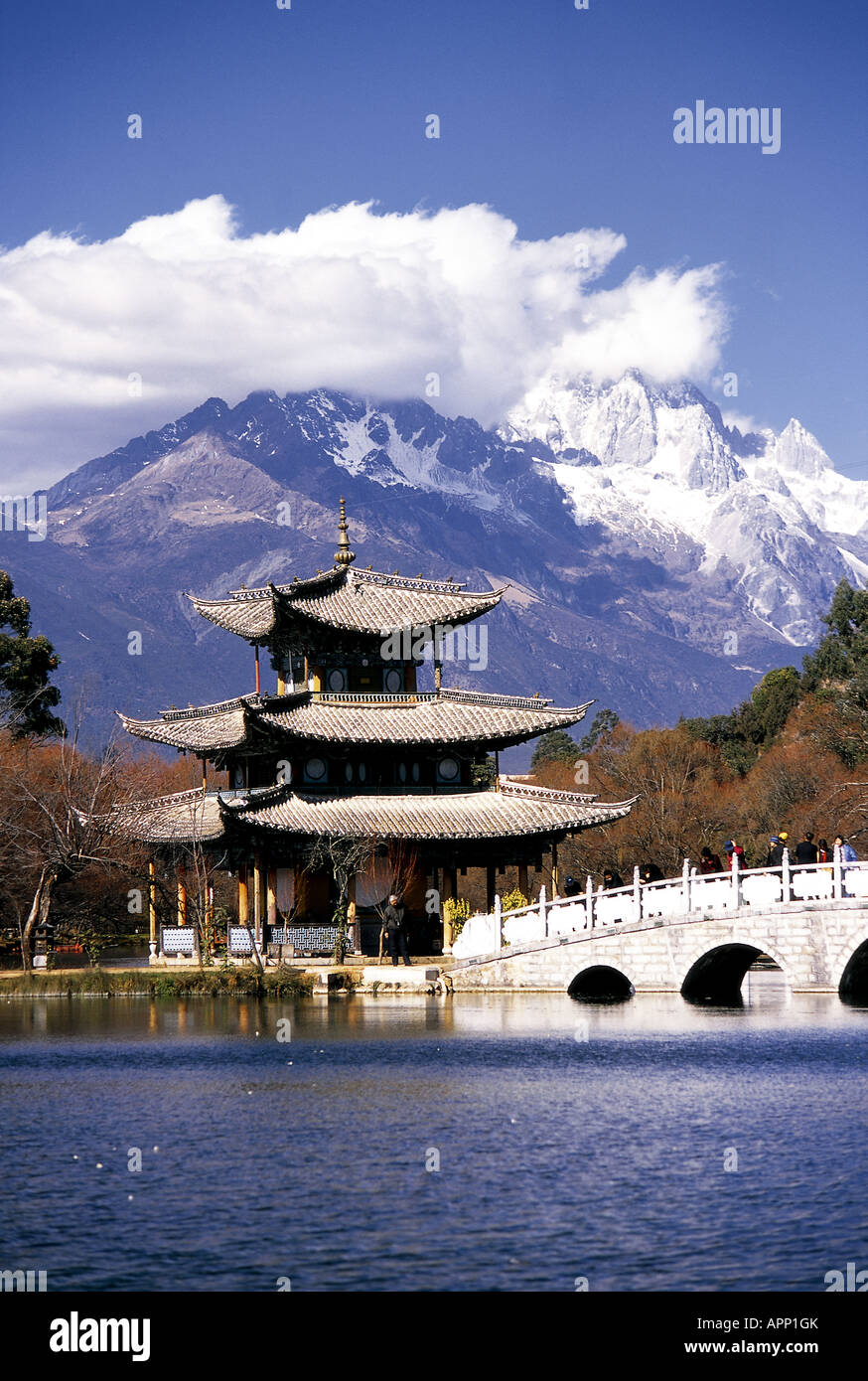 Black Dragon Pool Park, Lijiang, mit Jade Drachen Schnee-Berge in der Ferne. Stockfoto