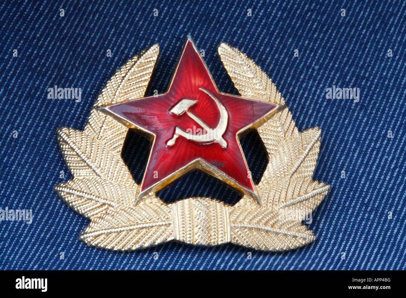 Sowjetische militärische Emblem mit rotem Stern, Hammer und Sichel Stockfoto