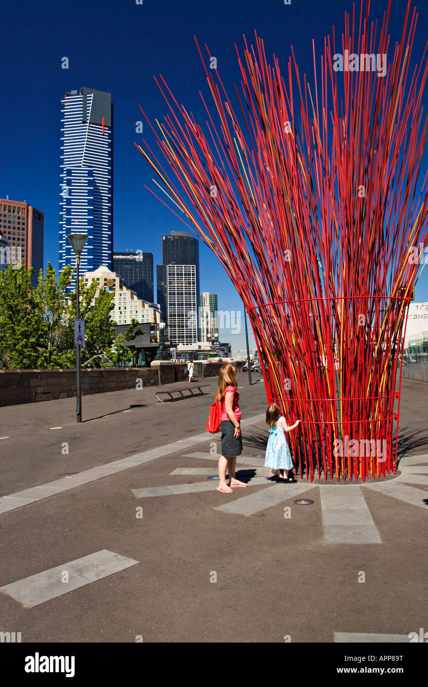 Melbourne Cityscape / eine Mutter und Tochter entdecken Sie eine moderne Skulptur in der Nähe von "Federation Square". Melbourne Victoria Australien. Stockfoto