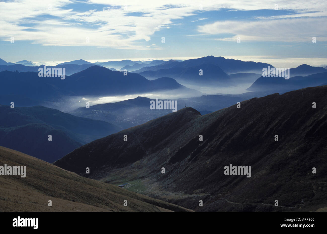 Bergketten mit Nebel zwischen gesehen vom Monte Tamaro Kanton Tessin oder Ticino Schweiz Stockfoto