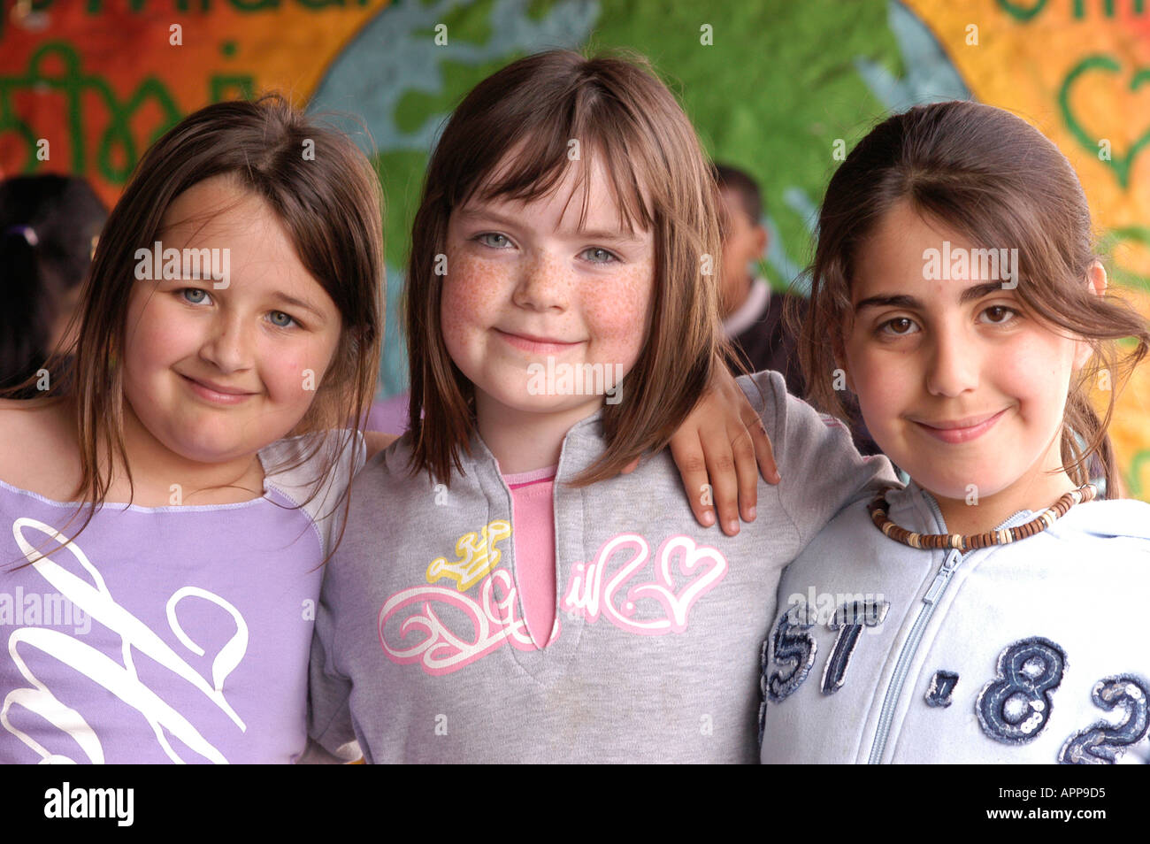 Junior School Kinder spielen auf dem Schulhof Juni 2004 Stockfotografie