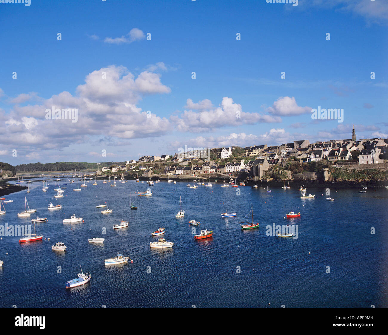 Kleine Boote vor Anker in der Bucht vor dem Hafen von Le Conquet Stockfoto