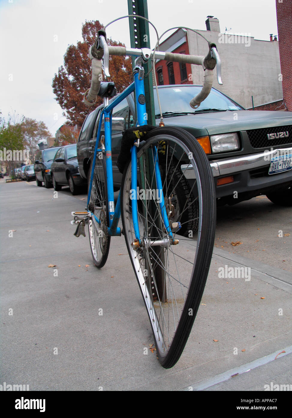 Fahrrad mit gebrochenen Rad. Reifenpanne. Brooklyn, New York City. Stockfoto