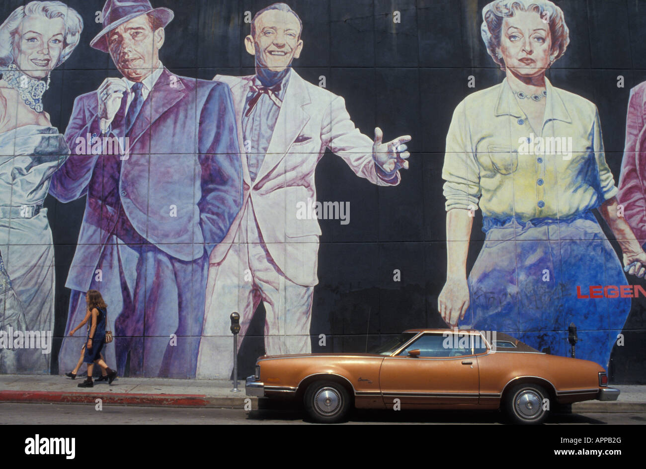 Altes Auto vor einer Wandmalerei zeigt berühmte Schauspieler in Hollywood Boulevard in Los Angeles Kalifornien USA Stockfoto