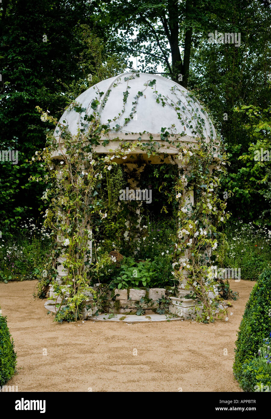Klassischen griechischen Tempel mit Rosen und Efeu (Hedera Helix) klettern  Stockfotografie - Alamy