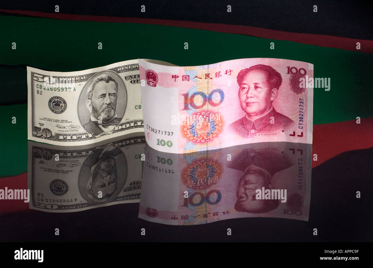 Amerikanischen und chinesischen Währung Wechselbeziehung Konzept mit 50 Dollar Bill und 100 Yuan Hinweis auf grün rot schwarzen Hintergrund Stockfoto