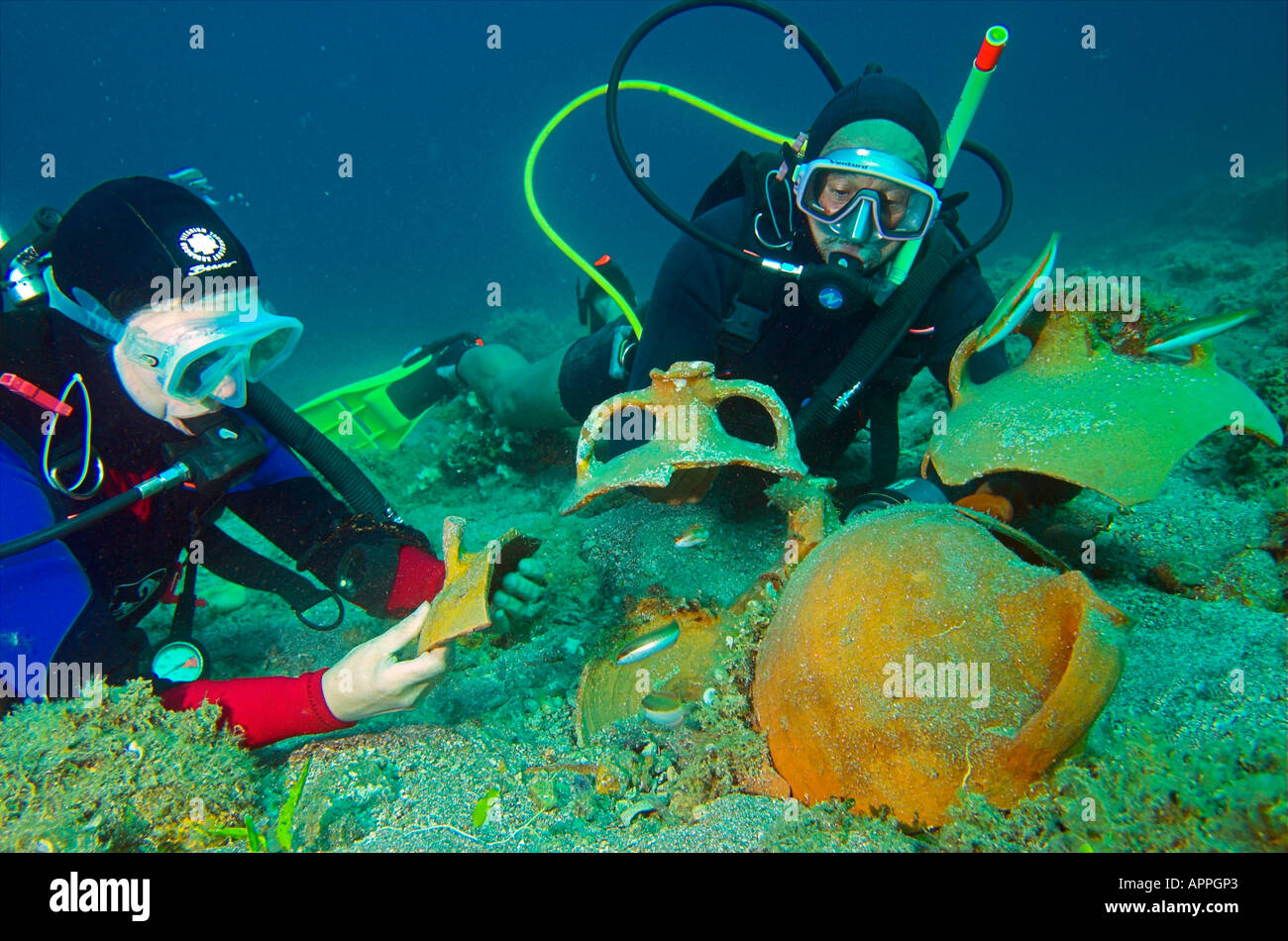 Taucher halten und Prüfung Amphoren aus alten Schiffswrack auf Insel Paros Griechenland Stockfoto