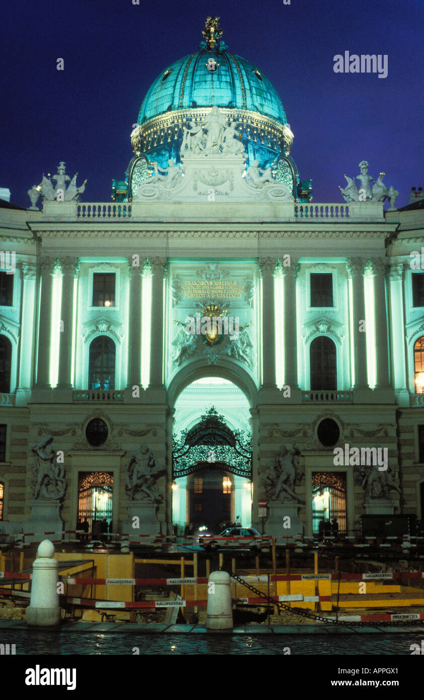 Nachtansicht der Kuppel über die geschwungene Fassade des Michaelertract im Wiener Hofburg Michaelertrakt Stockfoto
