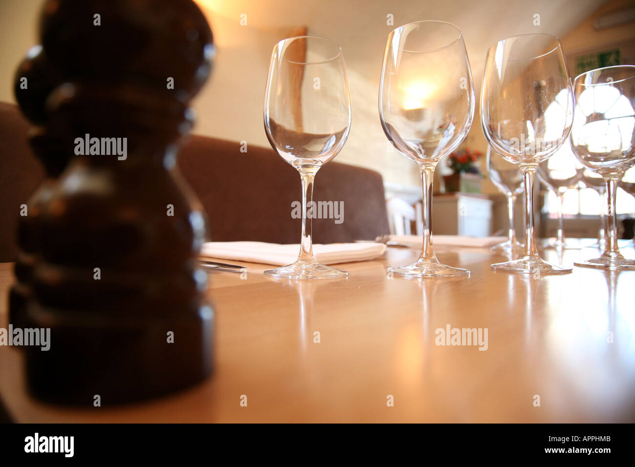 Salz- und Pfefferstreuer und Weingläser auf einem Tisch in einem Restaurant Stockfoto