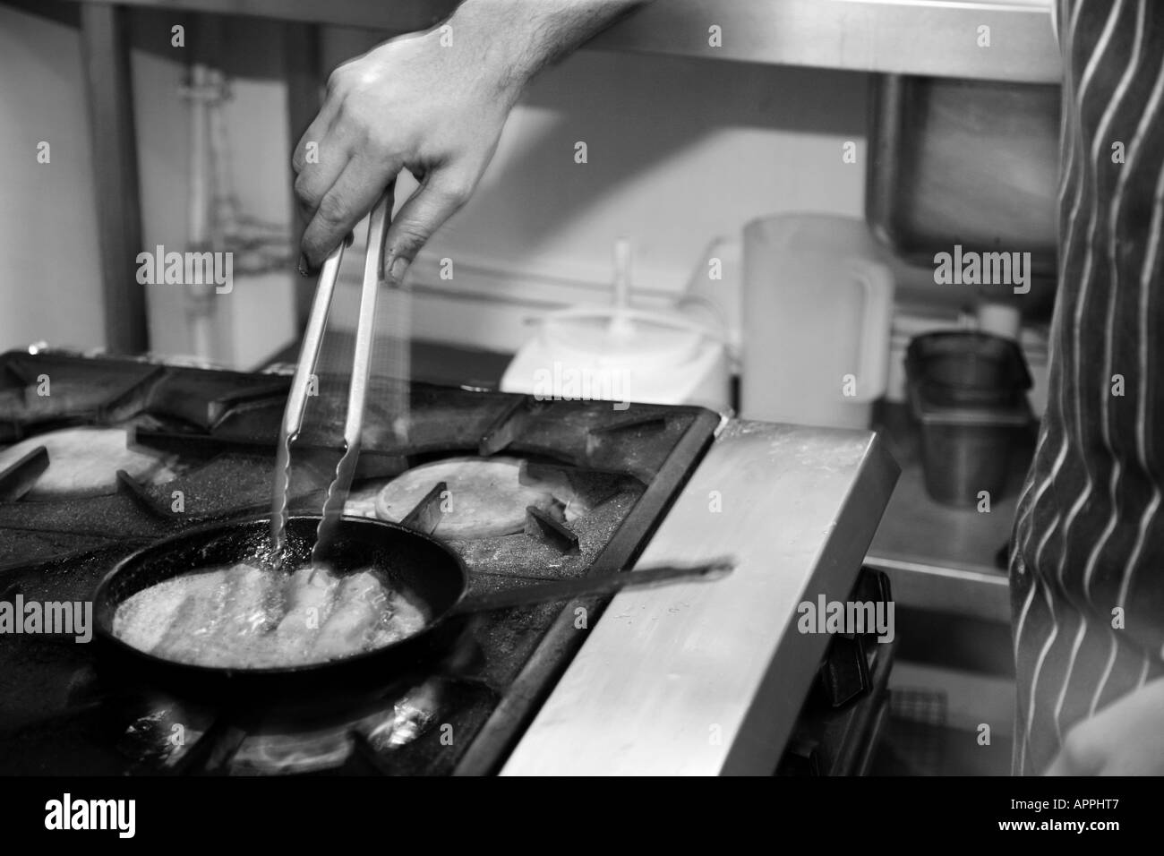 Chef Prparing Essen in einer Pfanne erhitzen Stockfoto