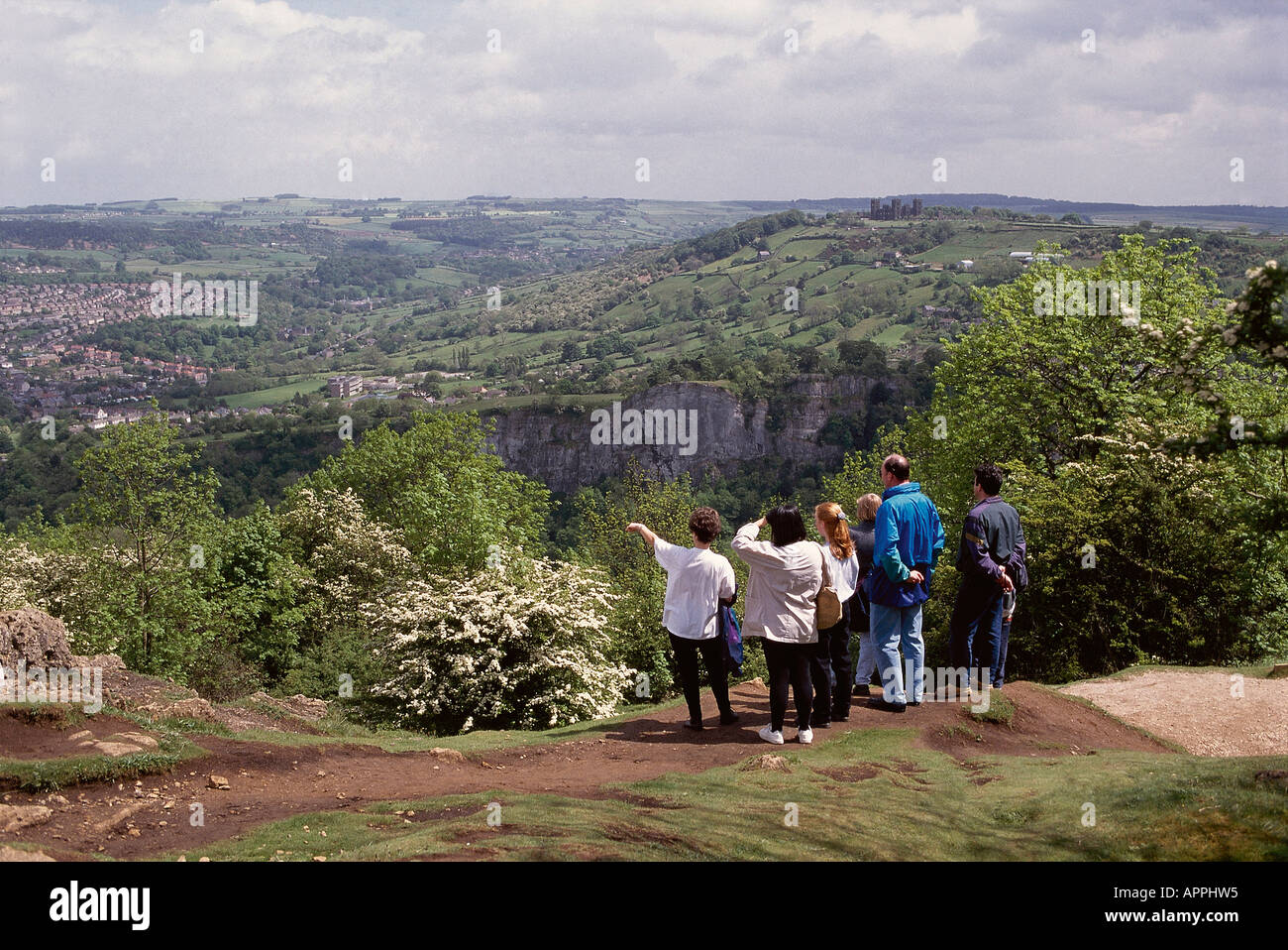 Eine Familie sucht über die Höhen von Abraham in Richtung der Stadt Riber Riber Burg erbaut in den 1860er Jahren stehend auf einem Hügel, der richtige Peak District Stockfoto