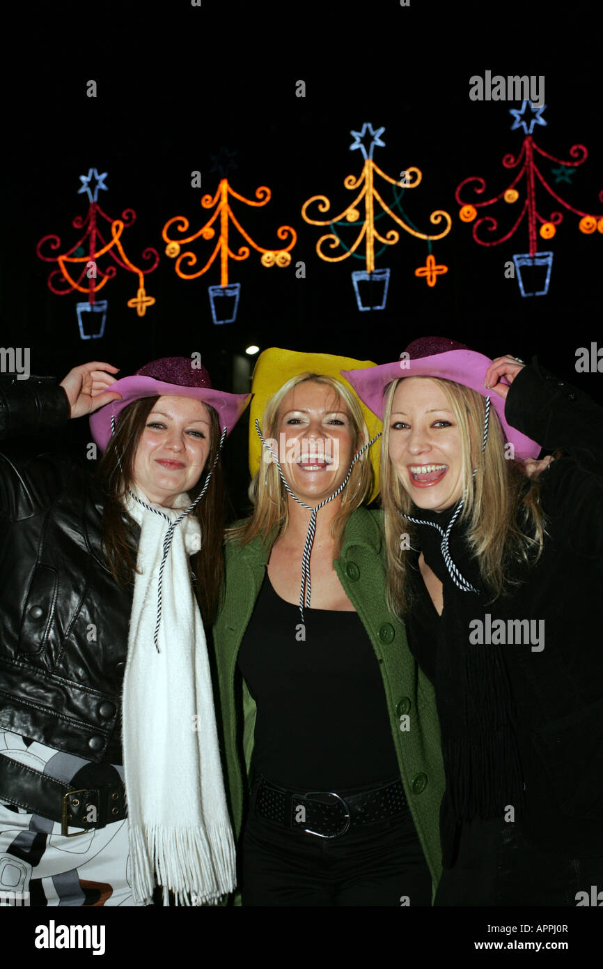 Mädchen genießen Hogmanay-Nacht in der Stadt Aberdeen, Schottland, Vereinigtes Königreich Stockfoto