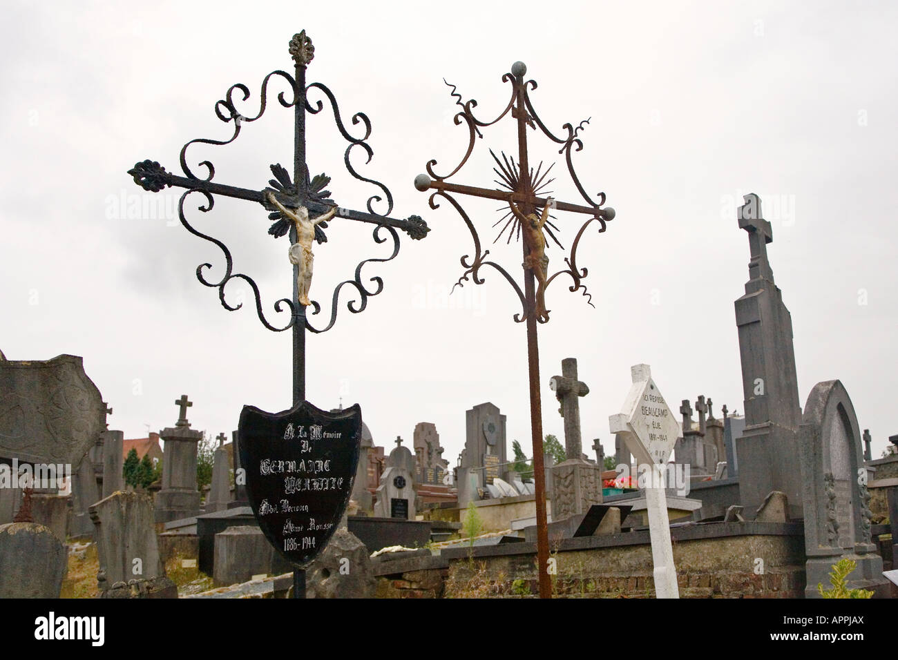 Traditionelle Flandern Metall Kreuze gegen bedecktem Himmel im alten Teil des Friedhofs Cimetière de Cassel Cassel Frankreich Stockfoto