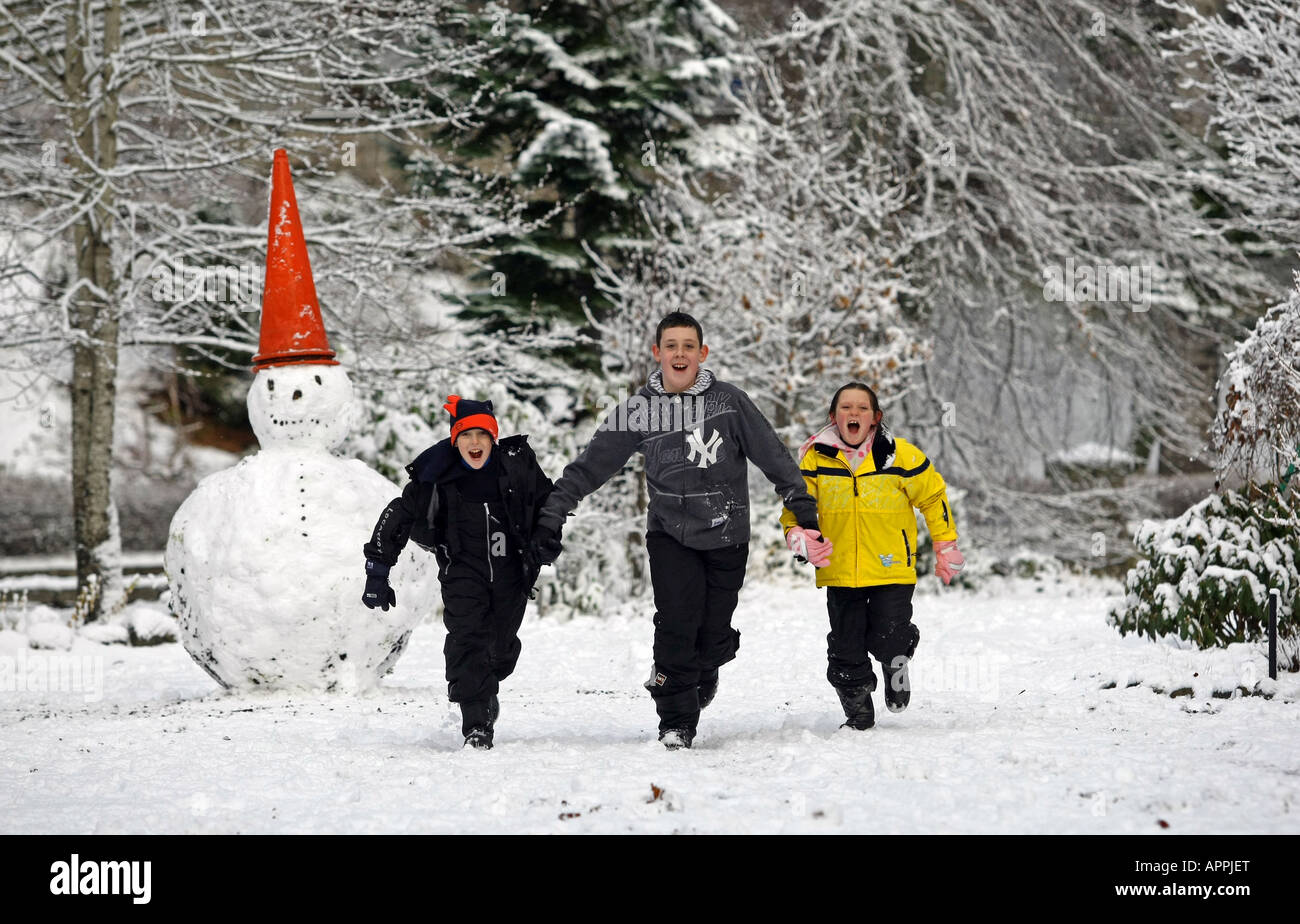 Kinder, die Spaß im Schnee in der Nähe von Ballater, Aberdeenshire, Schottland, UK Stockfoto