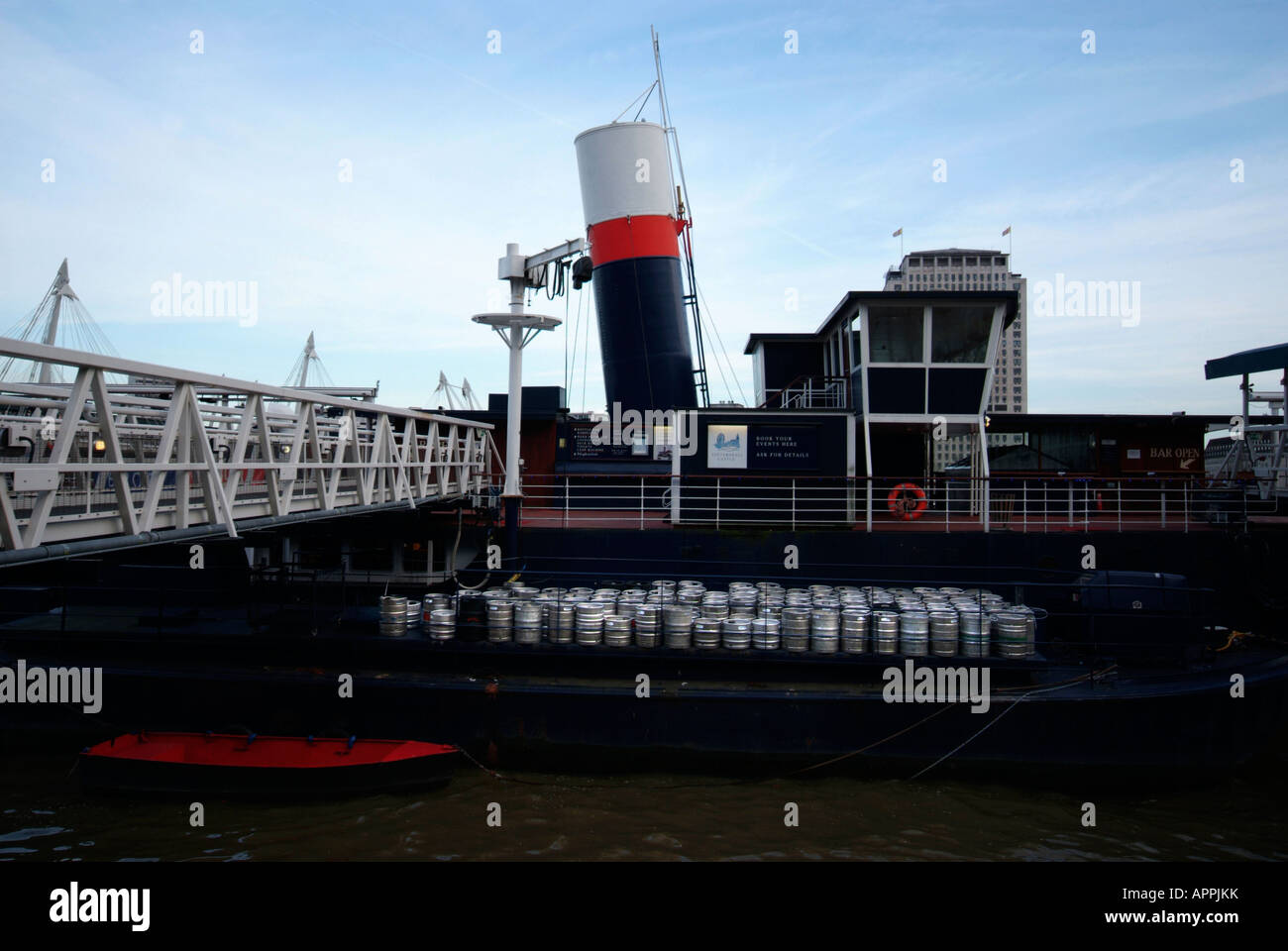 Ein Schiff vor Anker an der Themse mit Bierfässern bereit für eine Party. Stockfoto