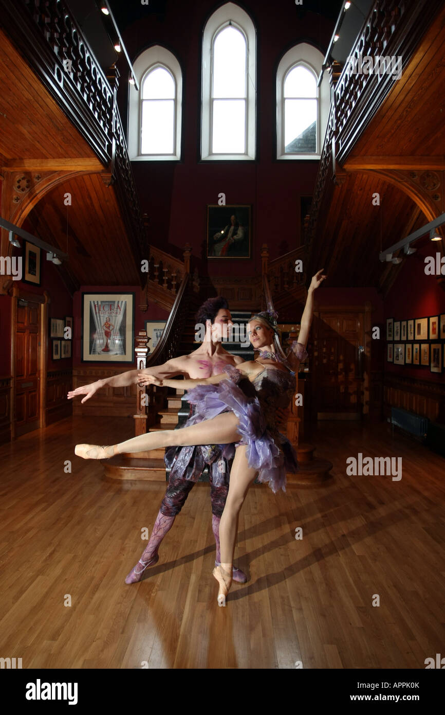 Tänzerinnen und Tänzer aus der schottischen Ballettaufführung Dornröschen Aufwärmen vor einer Aufführung im Teatro Eden Gericht, Inverness Stockfoto