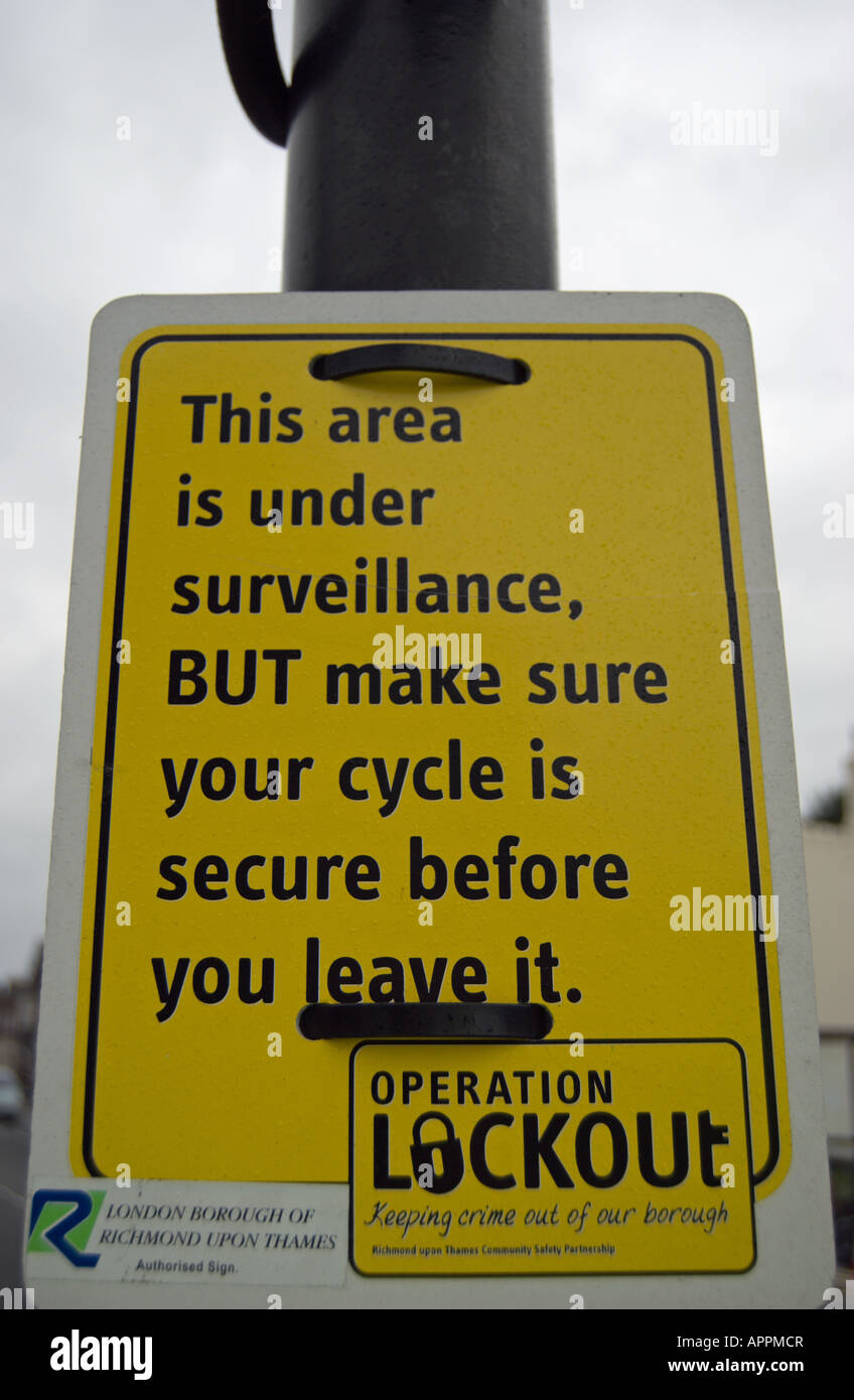 Schwarzer schriftzug auf gelber grundbeschilderung Fotos und Bildmaterial in hoher Auflösung